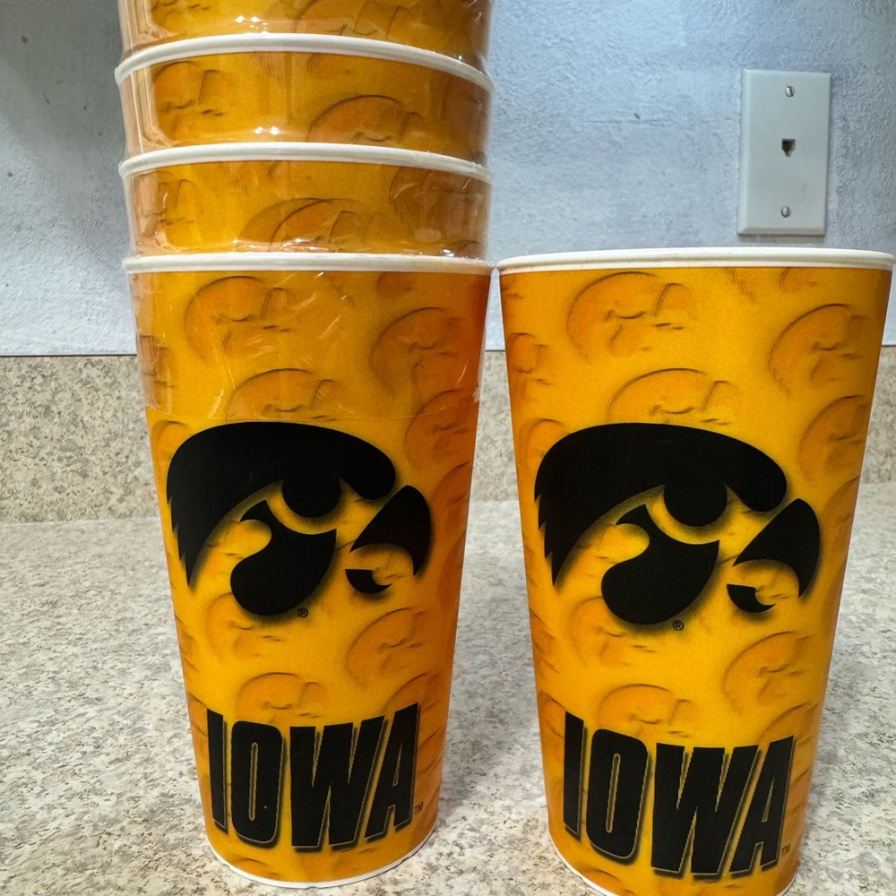 Iowa Hawkeyes Yellow Cups Set